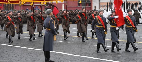 Знаменная группа во время марша, приуроченного к 78-й годовщине парада 7 ноября 1941 года на Красной площади - Sputnik Узбекистан