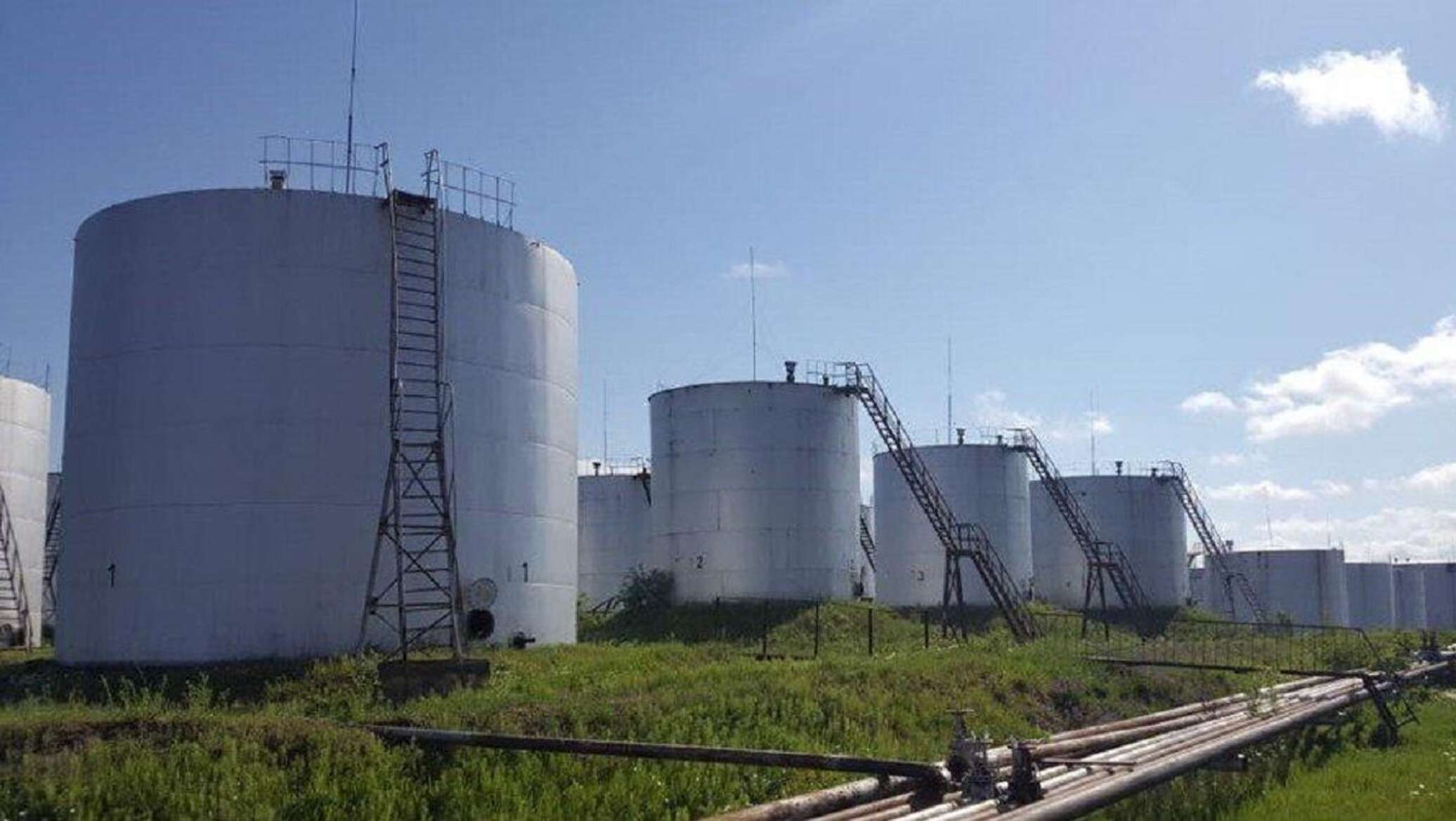 Резервуарный парк для хранения нефти. Резервуарный парк склада гсм. Хранение реализация нефтепродуктов. Резервуарный парк нефтегаз. Гсм промышленные.