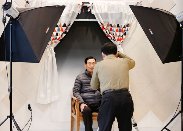 Участник позирует для похоронного портрета во время живых похорон в Сеуле, Южная Корея - Sputnik Узбекистан