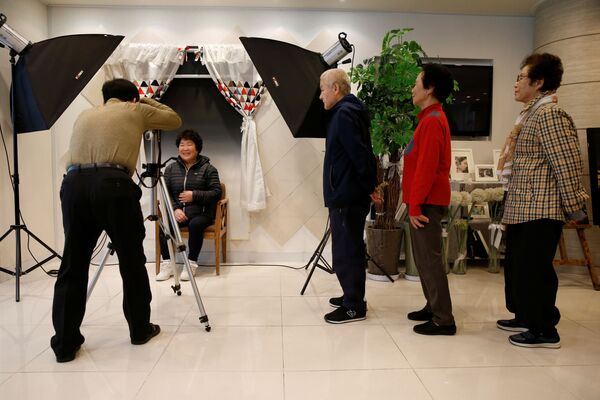 Участница позирует для похоронного портрета во время живых похорон в Сеуле, Южная Корея - Sputnik Узбекистан