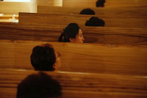 Участники сидят в гробах во время живых похорон в Сеуле, Южная Корея - Sputnik Узбекистан