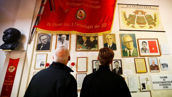 Посетители в музее ГРД в Пирне, Германия - Sputnik Узбекистан
