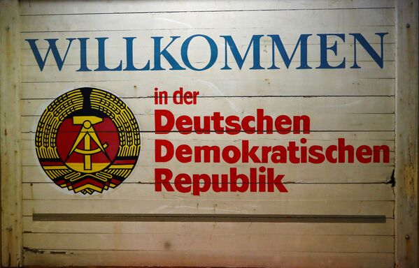 Знак с надписью Добро пожаловать в Германскую Демократическую Республику в музее ГДР в Пирне, Германия - Sputnik Узбекистан