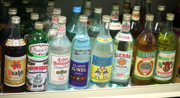 Алкогольные напитки, представленные в музее ГДР в Пирне, Германия - Sputnik Узбекистан