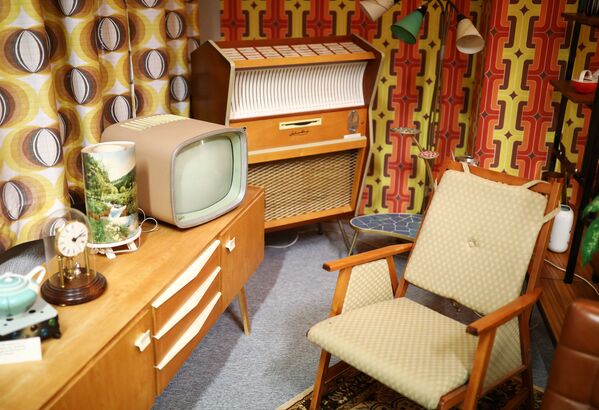 Гостиная в жилом доме в ГДР, представленная в музее ГДР в Пирне, Германия - Sputnik Узбекистан
