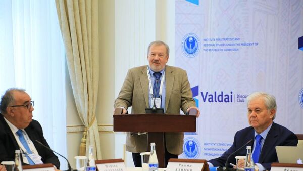 Председатель Совета Фонда развития и поддержки клуба Валдай Андрей Быстрицкий (в центре) - Sputnik Узбекистан