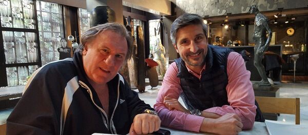 Депардье и его продюсер Арно - Sputnik Узбекистан