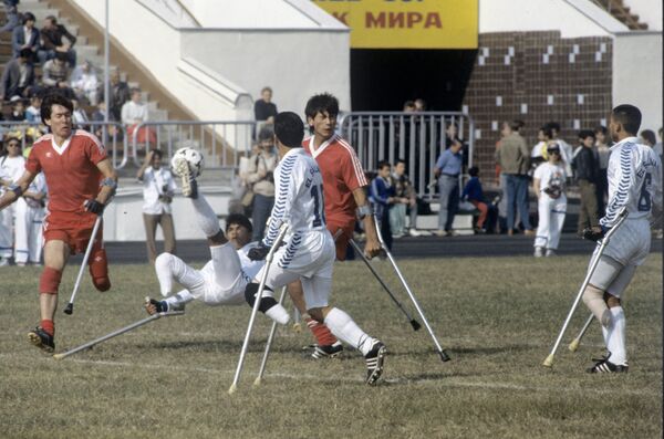 Футболисты-инвалиды на матче - Sputnik Узбекистан
