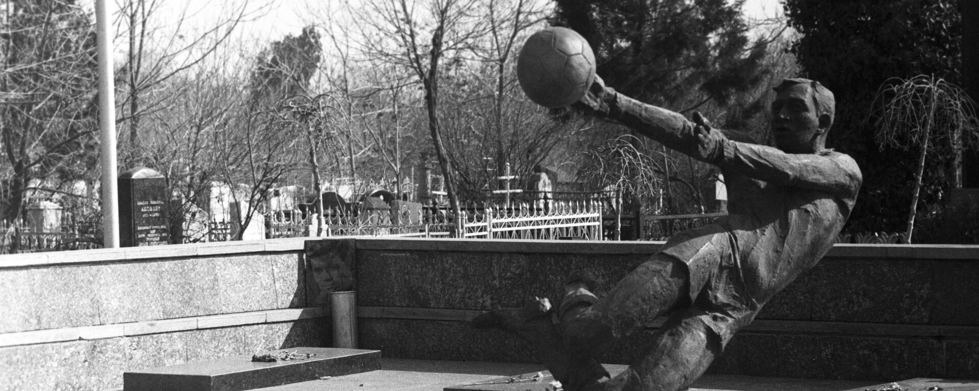 Памятник игрокам Пахтакора в Ташкенте - Sputnik Узбекистан, 1920, 11.08.2021