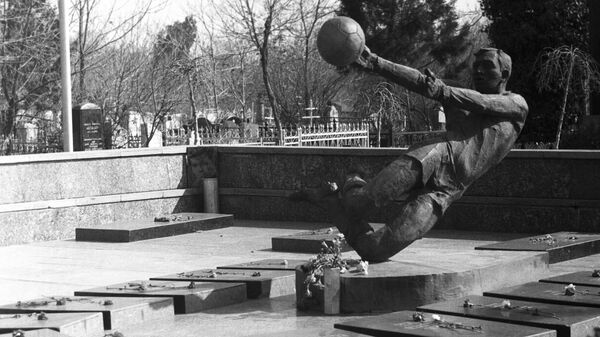 Памятник игрокам Пахтакора в Ташкенте - Sputnik Узбекистан
