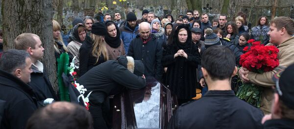 Похороны жертв крушения А-321 в Санкт-Петербурге - Sputnik Узбекистан