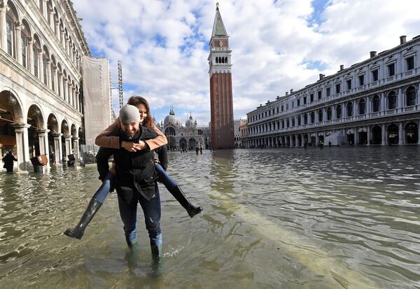 Туристы на площади Сан-Марко во время наводнения в Венеции - Sputnik Ўзбекистон