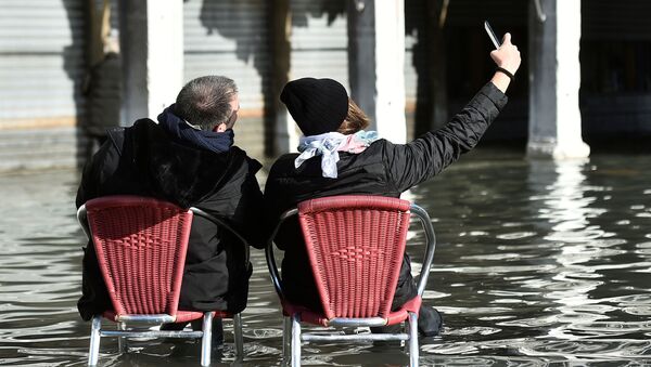 Туристы фотографируются на площади Сан-Марко во время наводнения в Венеции - Sputnik Ўзбекистон