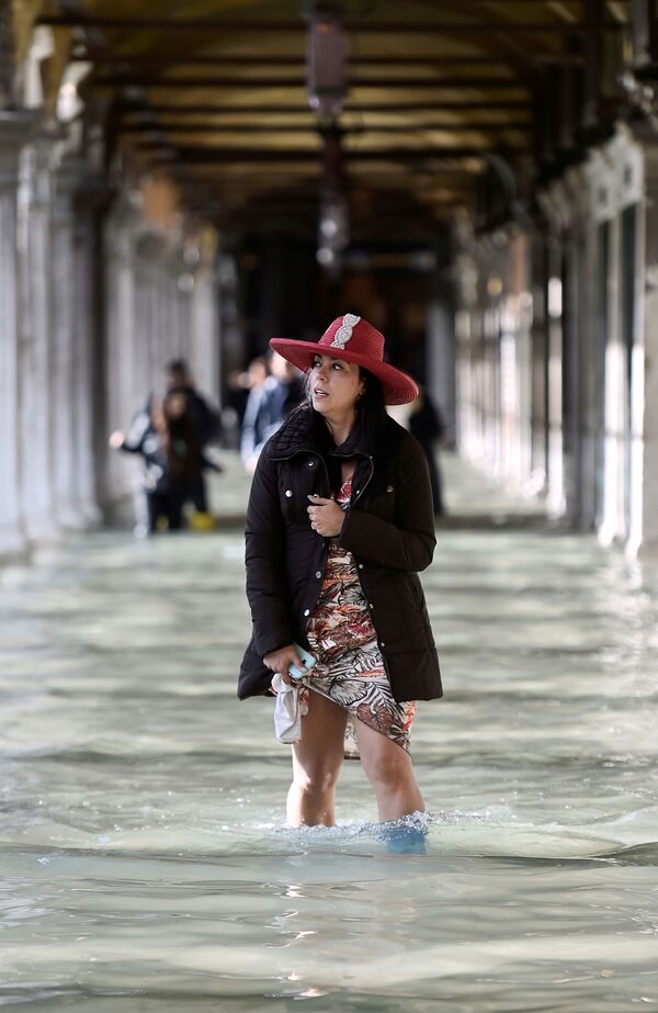 Туристка во время наводнения в Венеции - Sputnik Узбекистан