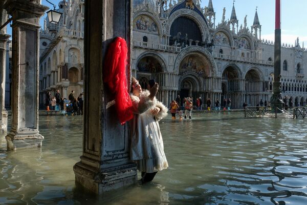 Туристка фотографируется на площади Сан-Марко во время наводнения в Венеции - Sputnik Узбекистан