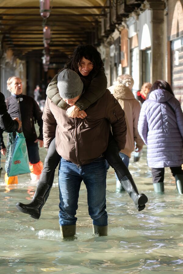 Туристы на площади Сан-Марко во время наводнения в Венеции - Sputnik Узбекистан