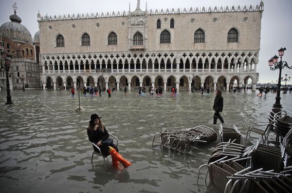 Туристы во время наводнения в Венеции - Sputnik Узбекистан