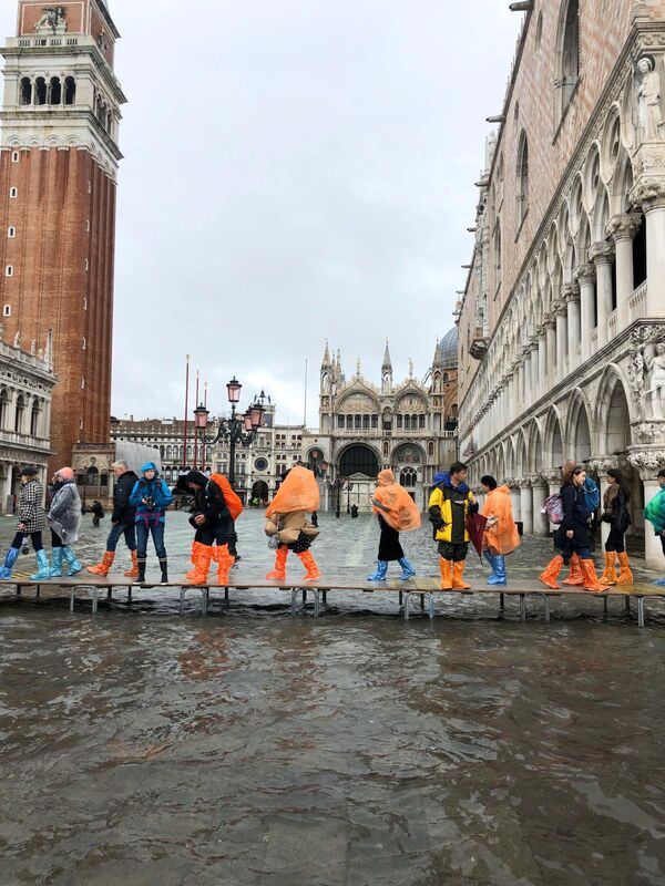 Туристы во время наводнения в Венеции // REUTERS / Flavio Lo Scalzo - Sputnik Узбекистан