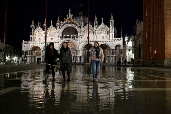 Туристы во время наводнения в Венеции - Sputnik Узбекистан
