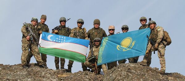 Тренировка горных подразделений Казахстана и Узбекистана - Sputnik Узбекистан