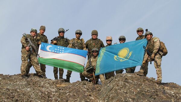 Тренировка горных подразделений Казахстана и Узбекистана - Sputnik Узбекистан