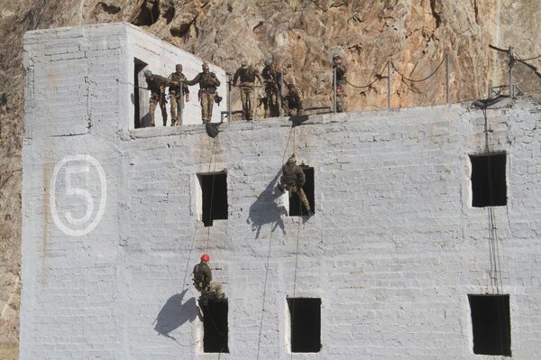 Военные Узбекистана и Казахстана провели совместную тренировку в горах - Sputnik Узбекистан