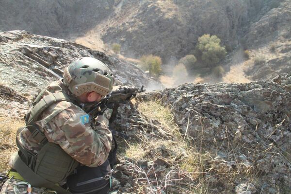 Военные Узбекистана и Казахстана провели совместную тренировку в горах - Sputnik Узбекистан