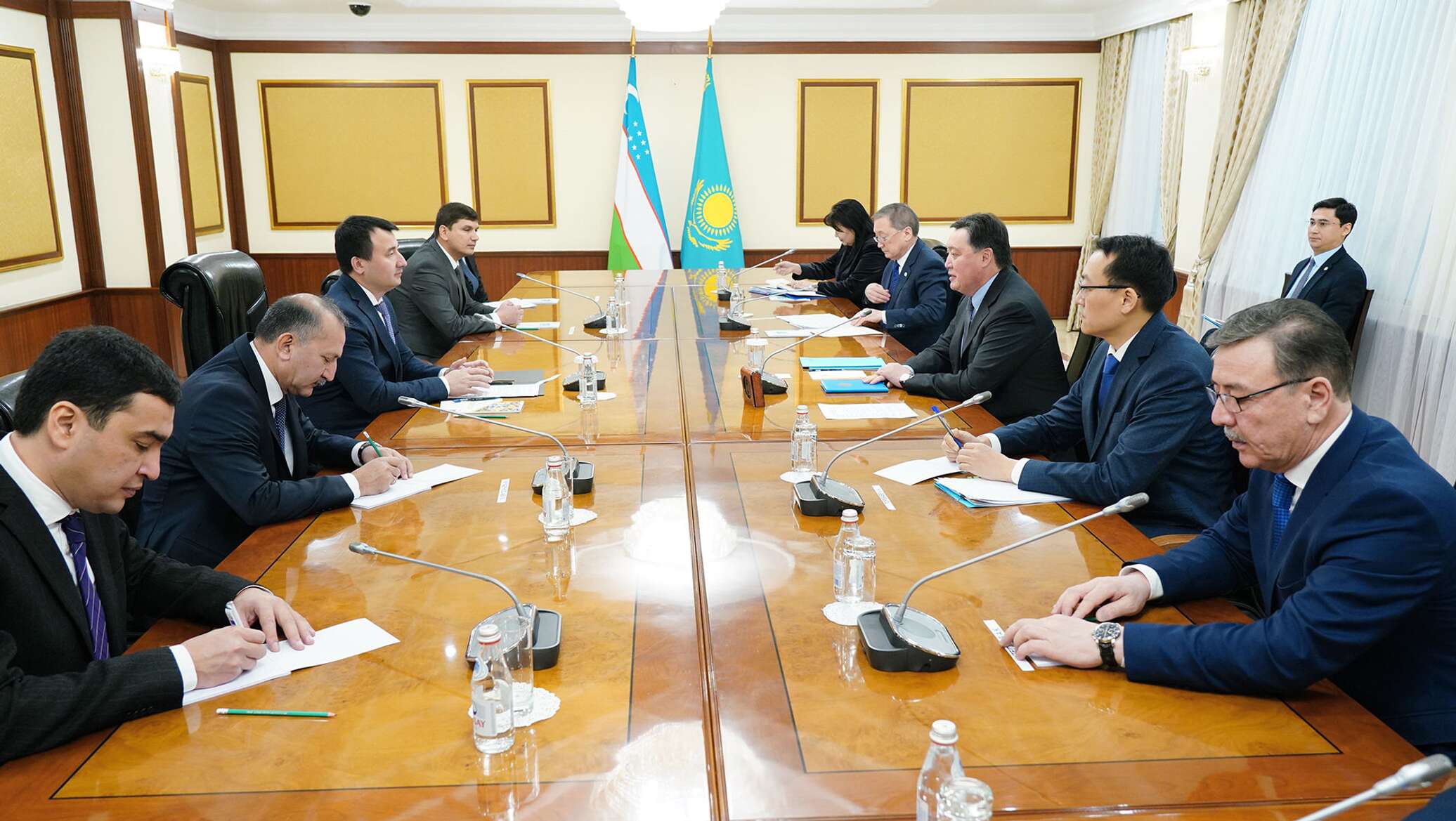 Правительство республики казахстан. Касым-жомарт токаев и шавкат мирзиёев. Работа узбекистан в казахстане. 1 год в узбекистане. Бизнес в узбекистане.