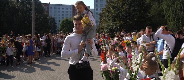 В школах Латвии ограничат обучение на русском языке - видео - Sputnik Узбекистан