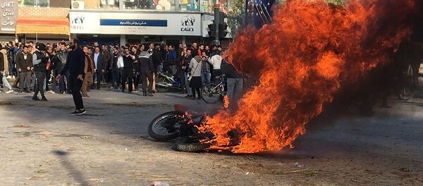 Горящий мотоцикл во время протестов в Иране  Горящий мотоцикл во время протестов в Иране  - Sputnik Ўзбекистон