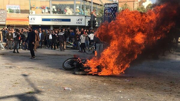 Gorashiy motosikl vo vremya protestov v Irane  - Sputnik O‘zbekiston