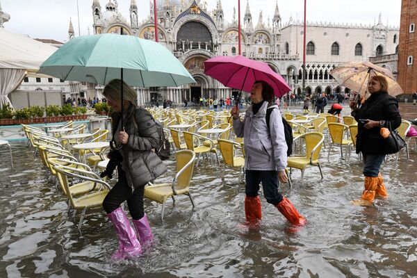 Туристы на площади Сан-Марко во время наводнения в Венеции. - Sputnik Узбекистан