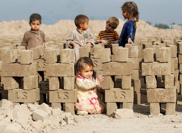 Афганские дети играют на кирпичном заводе на окраине города Джелалабад, Афганистан - Sputnik Узбекистан