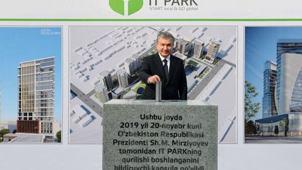 Шавкат Мирзиёев посетил Технологический парк программных продуктов и информационных технологий в Мирзо-Улугбекском районе Ташкента - Sputnik Узбекистан