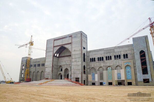 Мирзиёев ознакомился с ходом строительства Центра исламской цивилизации Мирзиёев ознакомился с ходом строительства Центра исламской цивилизации - Sputnik Узбекистан