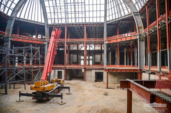 Мирзиёев ознакомился с ходом строительства Центра исламской цивилизации Мирзиёев ознакомился с ходом строительства Центра исламской цивилизации - Sputnik Узбекистан