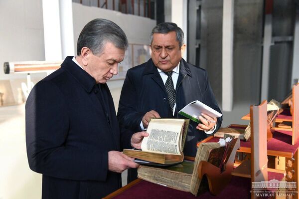 Мирзиёев ознакомился с ходом строительства Центра исламской цивилизации Мирзиёев ознакомился с ходом строительства Центра исламской цивилизации - Sputnik Узбекистан