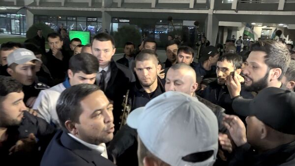 Vstrecha Xabiba Nurmagomedova v aeroportu Tashkenta - Sputnik O‘zbekiston