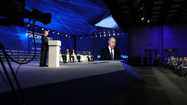 Президент РФ В. Путин посетил 11-й Инвестиционный форум ВТБ Капитал Россия зовет! - Sputnik Узбекистан