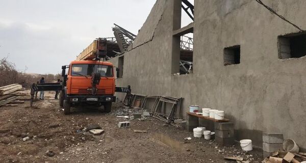 Обрушение потолочного перекрытия и железобетонных стен здания в жилом массиве Сайрам Каратауского района Шымкента  - Sputnik Узбекистан
