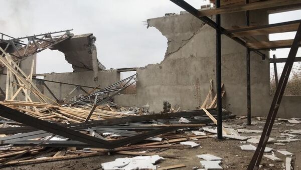Обрушение потолочного перекрытия и железобетонных стен здания в жилом массиве Сайрам Каратауского района Шымкента  - Sputnik Ўзбекистон