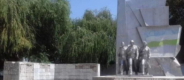 Памятник воинам в Ташобласти - Sputnik Узбекистан