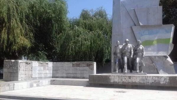 Памятник воинам в Ташобласти - Sputnik Узбекистан