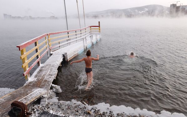 Открытие купального сезона моржей в Красноярске - Sputnik Узбекистан