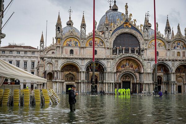 Площадь Сан-Марко в Венеции во время наводнения - Sputnik Узбекистан