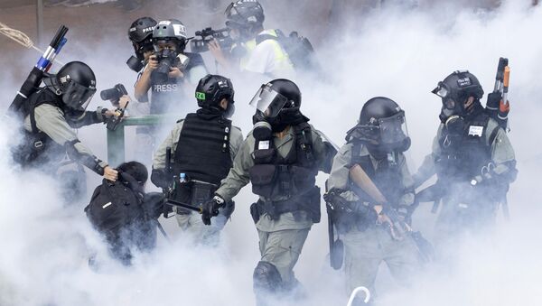 Задержание протестанта полицией в Гонконге - Sputnik Ўзбекистон