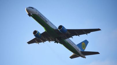 Самолет Boeing 757-231 авиакомпании "Uzbekistan Airways" в международном аэропорту Внуково имени А. Н. Туполева.