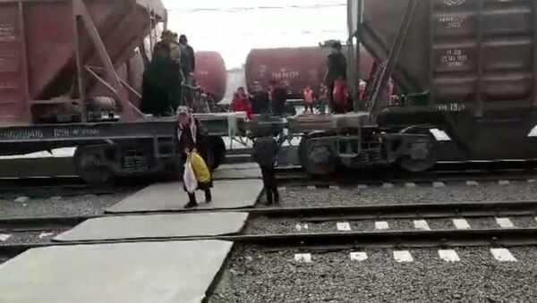 Не подвергайте себя опасности - Узбекские железные дороги предупреждают - Sputnik Узбекистан