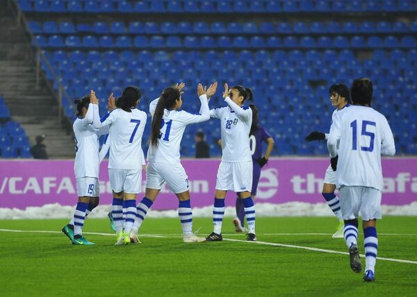 Женская сборная Узбекистана U23 разгромила Туркмению на турнире в Душанбе Женская сборная Узбекистана U23 разгромила Туркмению на турнире в Душанбе - Sputnik Узбекистан