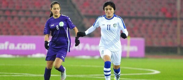 Женские сборные Узбекистана и Туркменистана U23 на турнире в Душанбе - Sputnik Узбекистан